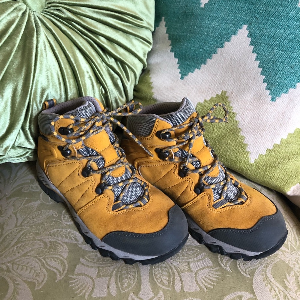 Yellow Hiking boots, size 7.5 (7)